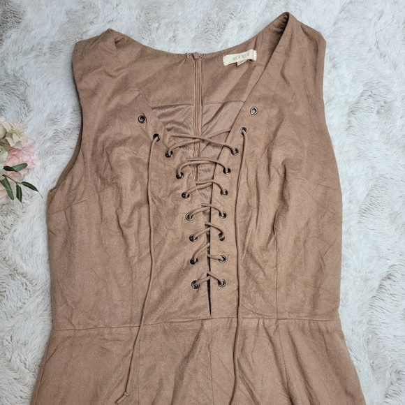 ✨️CL Illa Illa Tan Soft Sleeveless Lace Up Detail Romper Size L - Picture 2 of 13